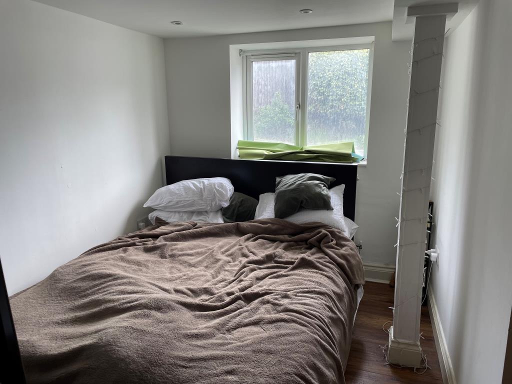 Lot: 36 - TWO-BEDROOM GROUND FLOOR FLAT WITH PARKING - View of main bedroom